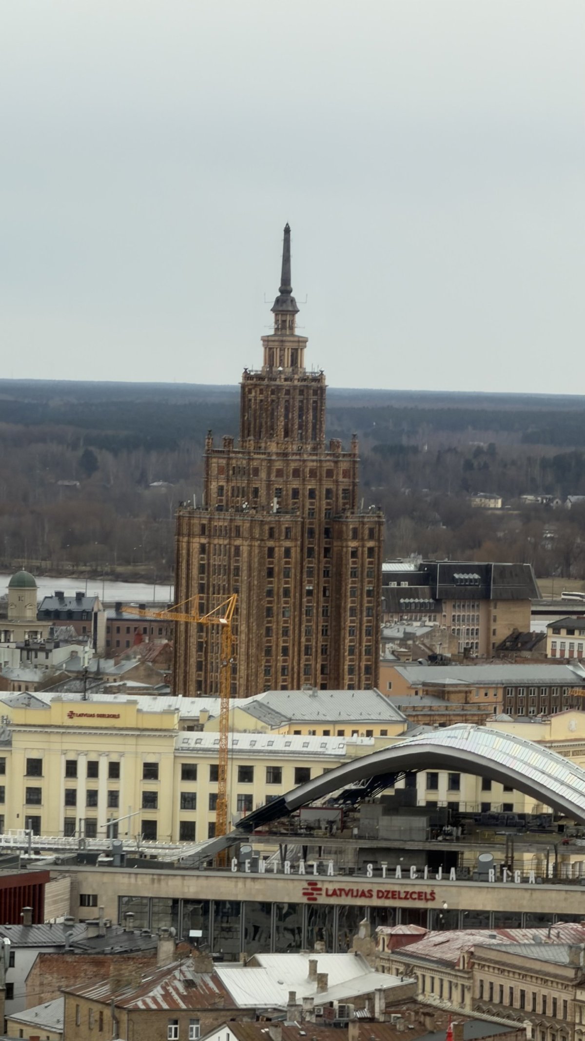 "Stalinův dort" neboli Lotyšské akademie věd, nápadně připomínající náš pražský hotel Continental