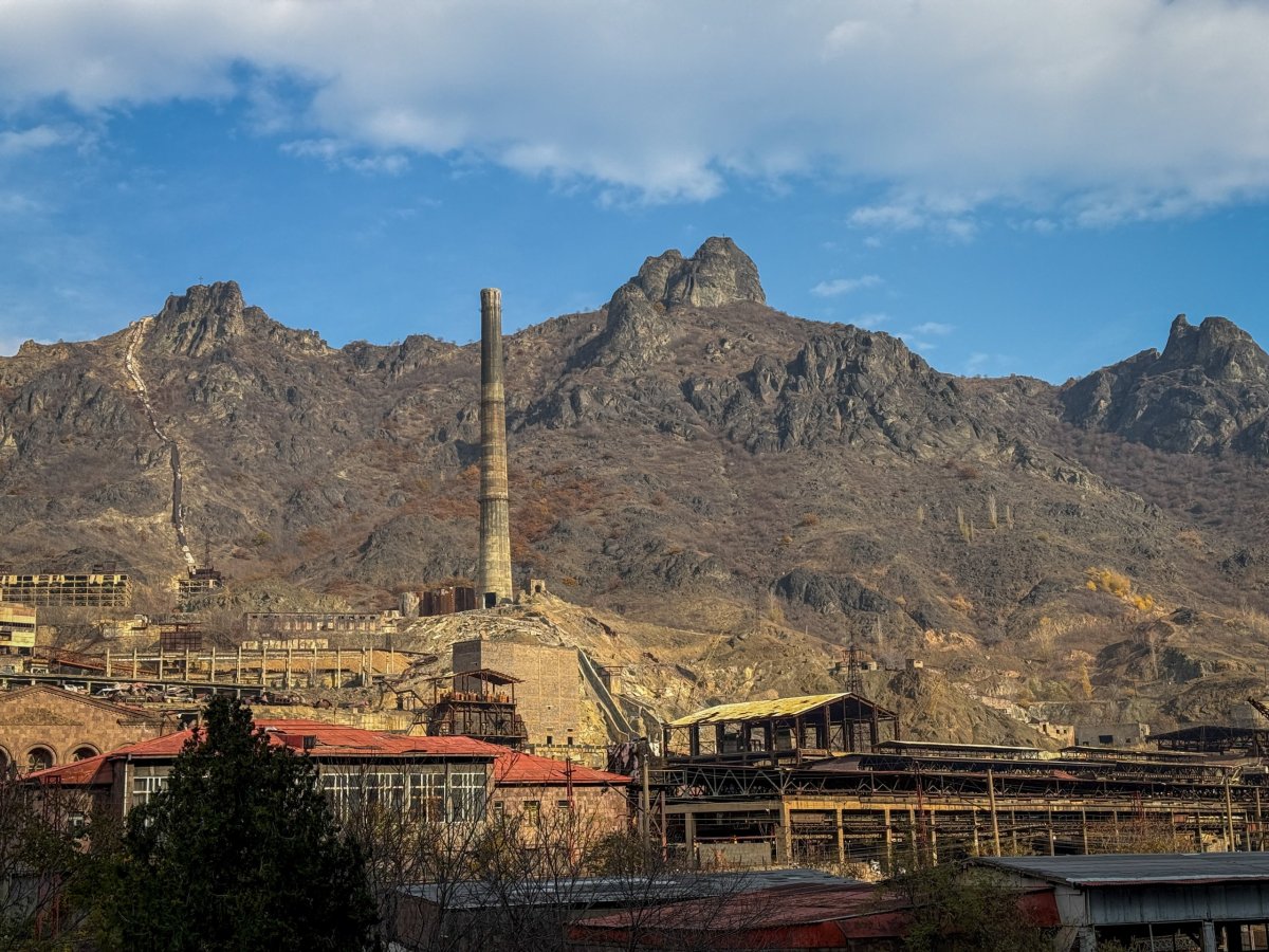 Pohled na rozpadlou továrnu