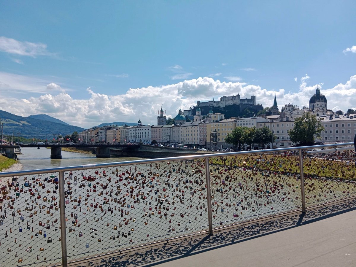 U řeky Salzach s výhledem na Salzburcký hrad