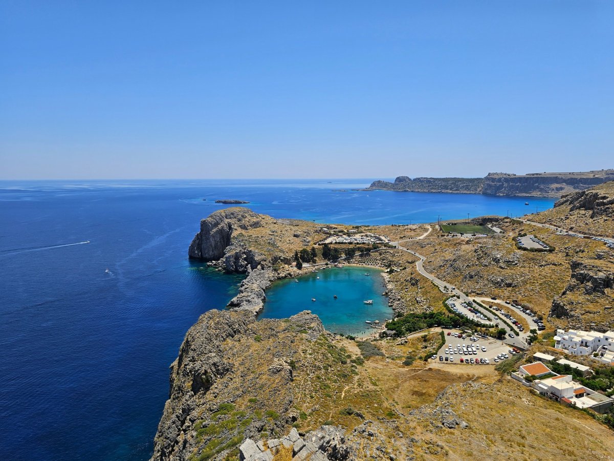 Výhled na St. Paul Bay z akropole Lindos
