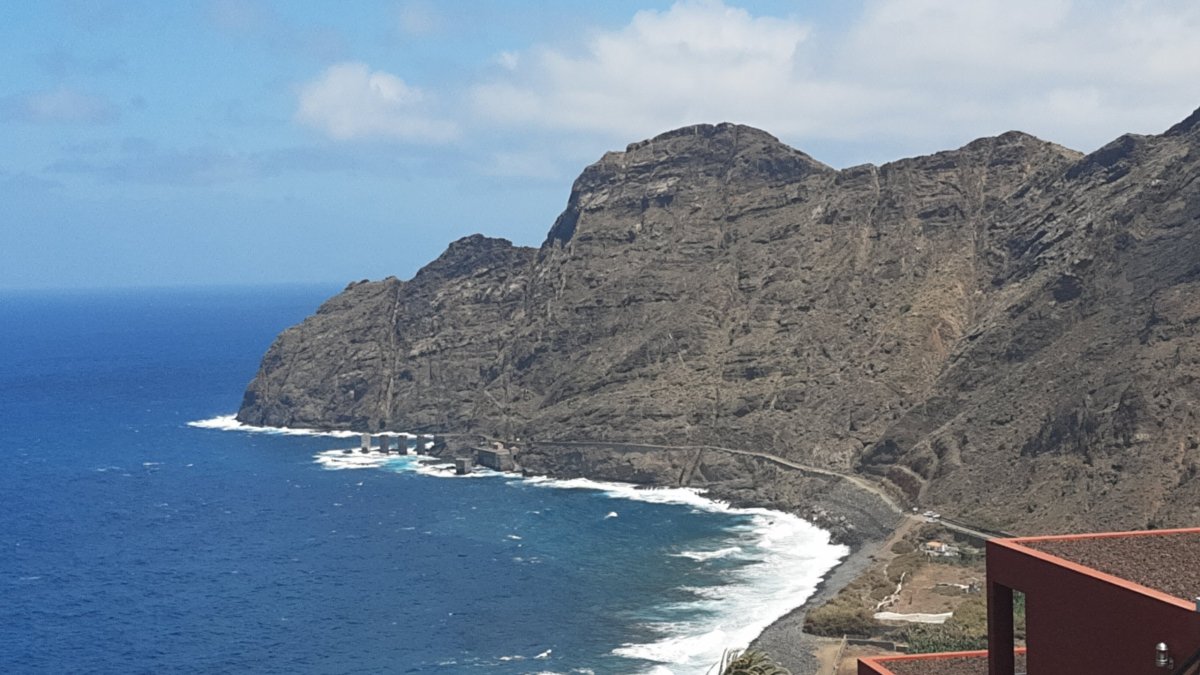 Zbytky mola v pozadí