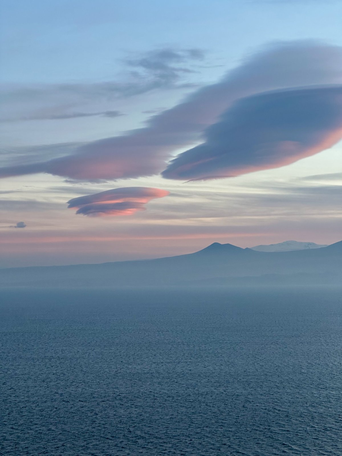 Červánky nad jezerem