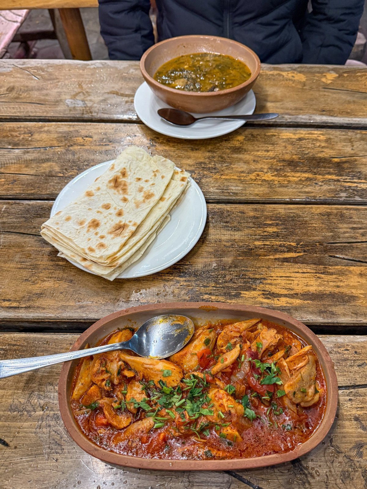 Chakhokhbili v popředí a v pozadí polévka ze šťovíku (nutno rozkliknout)