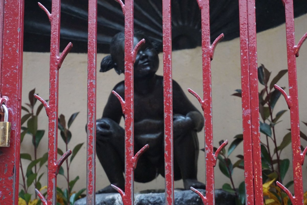 Blbě zaostřená čůrající holčička