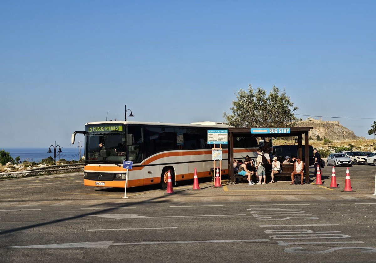 Zastávka autobusu na hlavní silnici, Lindos