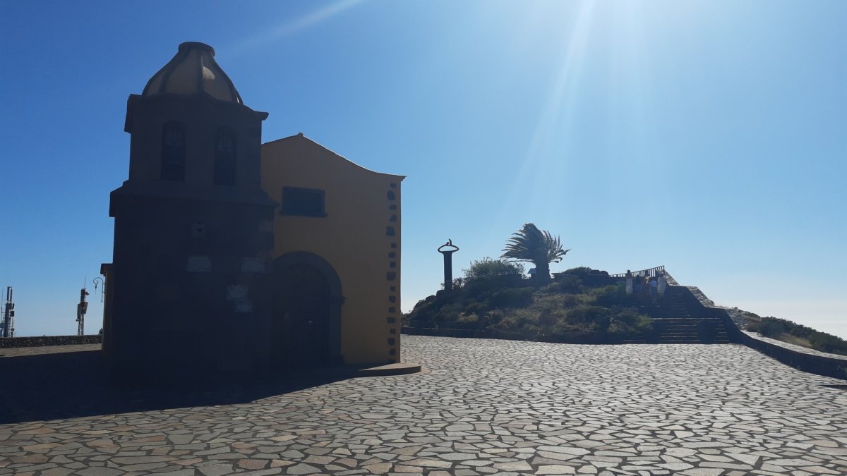 V pozadí památník jazyku