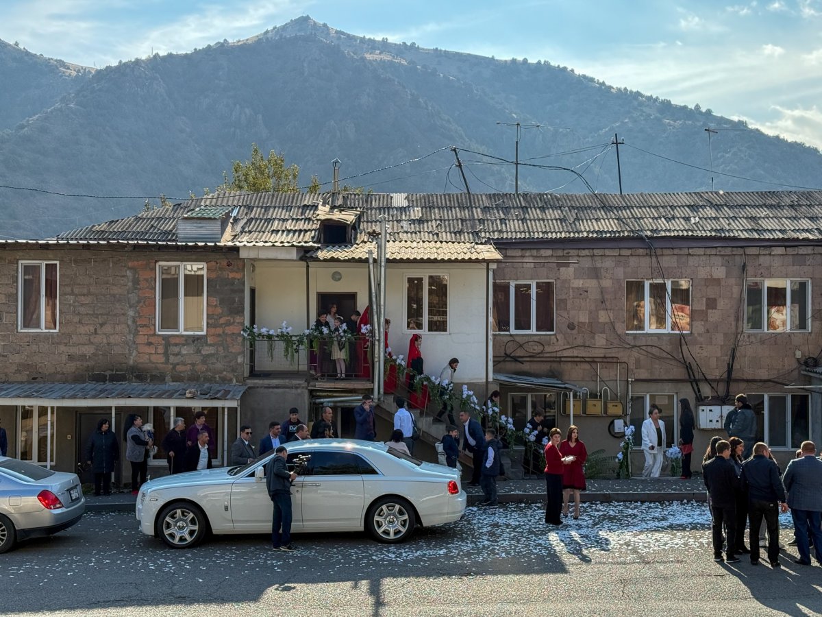 Oslavy před domem nevěsty