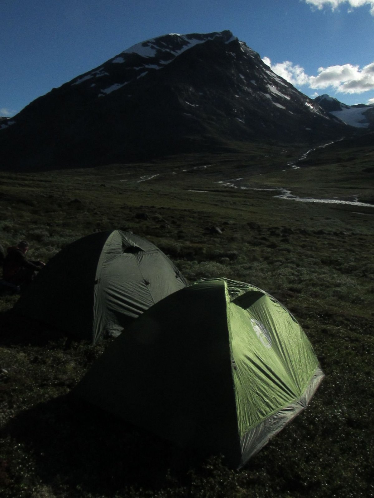 Výhled ze stanu je naprosto jedinečný. Údolí je vklíněné mezi Galdhøpiggen a Glittertind, dva nejvyšší vrcholy Skandinávie.