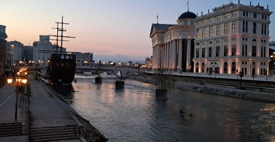 Řeka Vardar v centru Skopje. Nalevo vidíte tu „loď“.