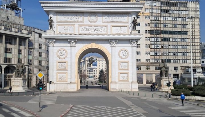 A kopie Vítězného oblouku – kontroverzní moderní architek-tura připomínající staré památky.