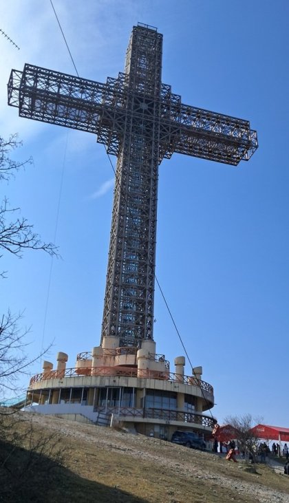 Obrovský kříž- pro veřejnost však dlouhodobě uzavřen. V noci krásně barevně svítí. 