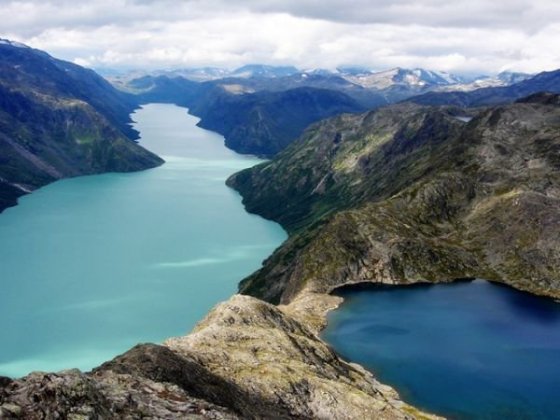 Vlevo jezero Gjende, vpravo jezero Bessvatnet a magický hřeben Bessegen