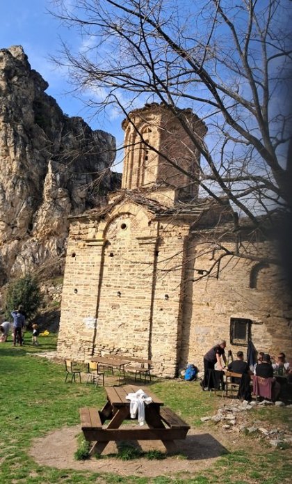 A kostelík v horách u skal.