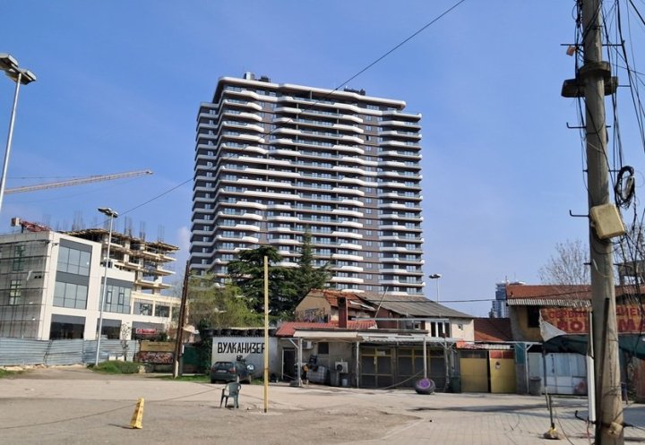 Typický zdejší fenomén- nová zástavba vedle starých baráčků. Všimněte si těch kabelů na sloupu.