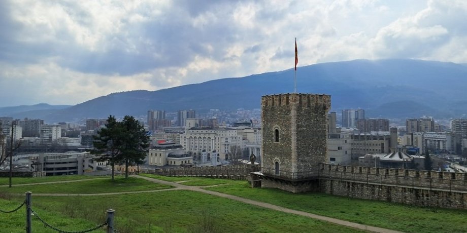Pevnost ve Skopje, v pozadí město.