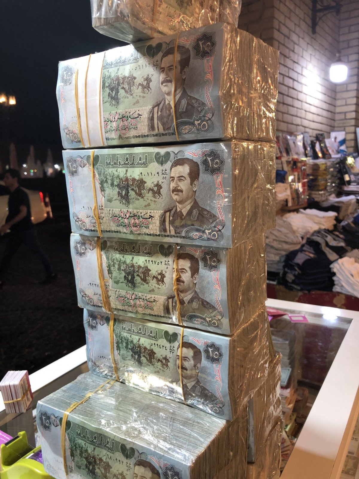 Staré bankovky se Saddamem na prodej