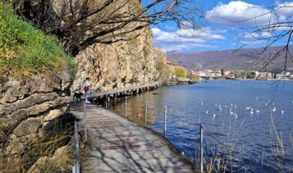 Chodník na dřevěných trámech nad vodou