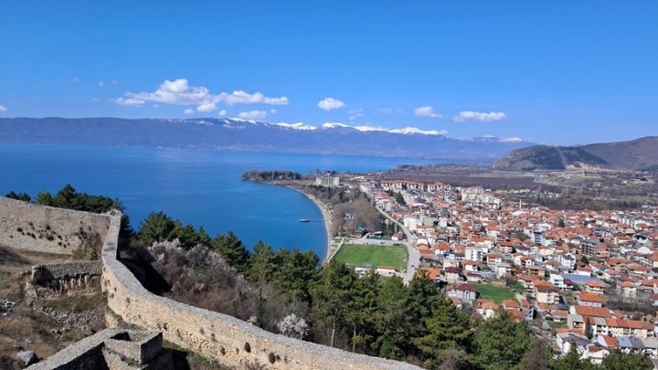Pohled na jezero z pevnosti, v dáli vrcholy hor se sněhem v Albánii.