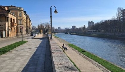 Ranní pohled na nábřeží a centrum Niše od našeho domu s apartmánem