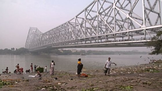Howrah Bridge přes Hooghly River a kalkatská promenáda