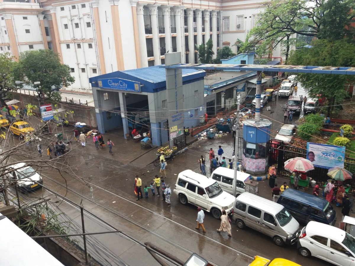 Garáže popelářů "Clean City". Vtipný název zrovna v Kalkatě