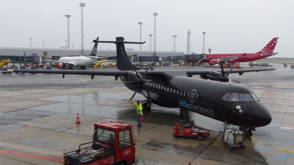Pohřebák... v pozadí exotická aerolinka Air Greenland před cestou do Grónska