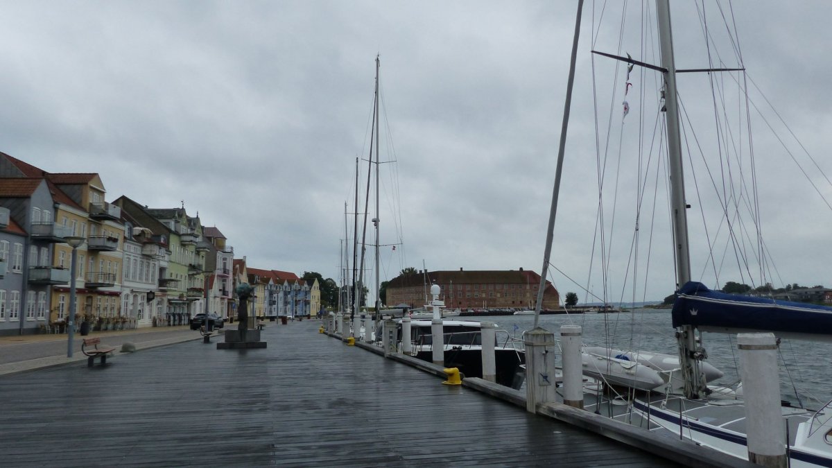 Promenáda při kanálu oddělujícího ostrov Als od pevniny