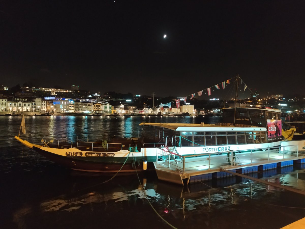 Výletní loď na řece Douro