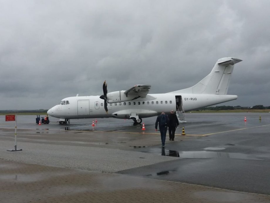 V Dánsku jdou ode zdi ke zdi. Jedni mají letadla úplně černá, druzí zase úplně bílá... :D