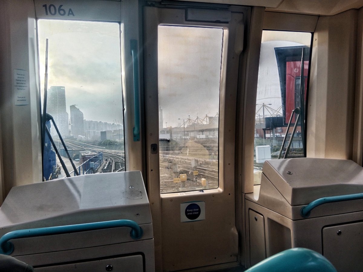 Dlr vlak bez strojvedoucího v předním vozu