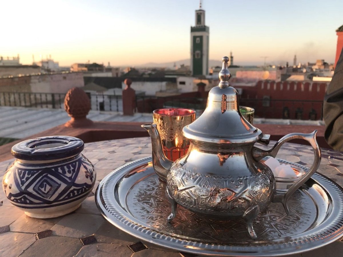 Čaj na střeše riádu v Meknesu