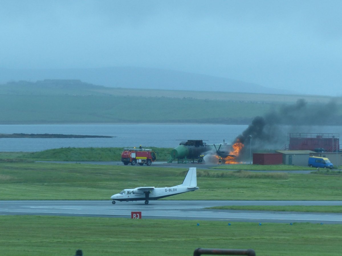 Za chvíli přiletí i můj Britten-Norman, zatímco v pozadí trénují letištní hasiči