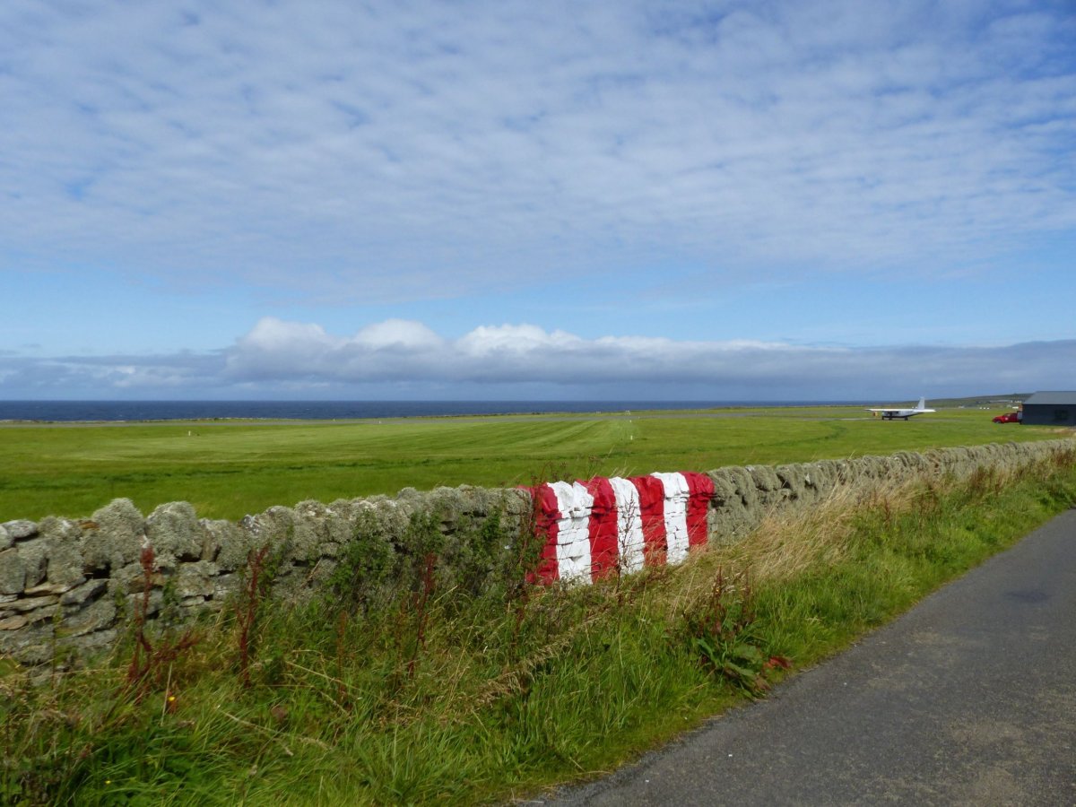 Někde mají před přistávací drahou typickou světelnou řadu a PAPI světla... Jinde namalovanou zídku