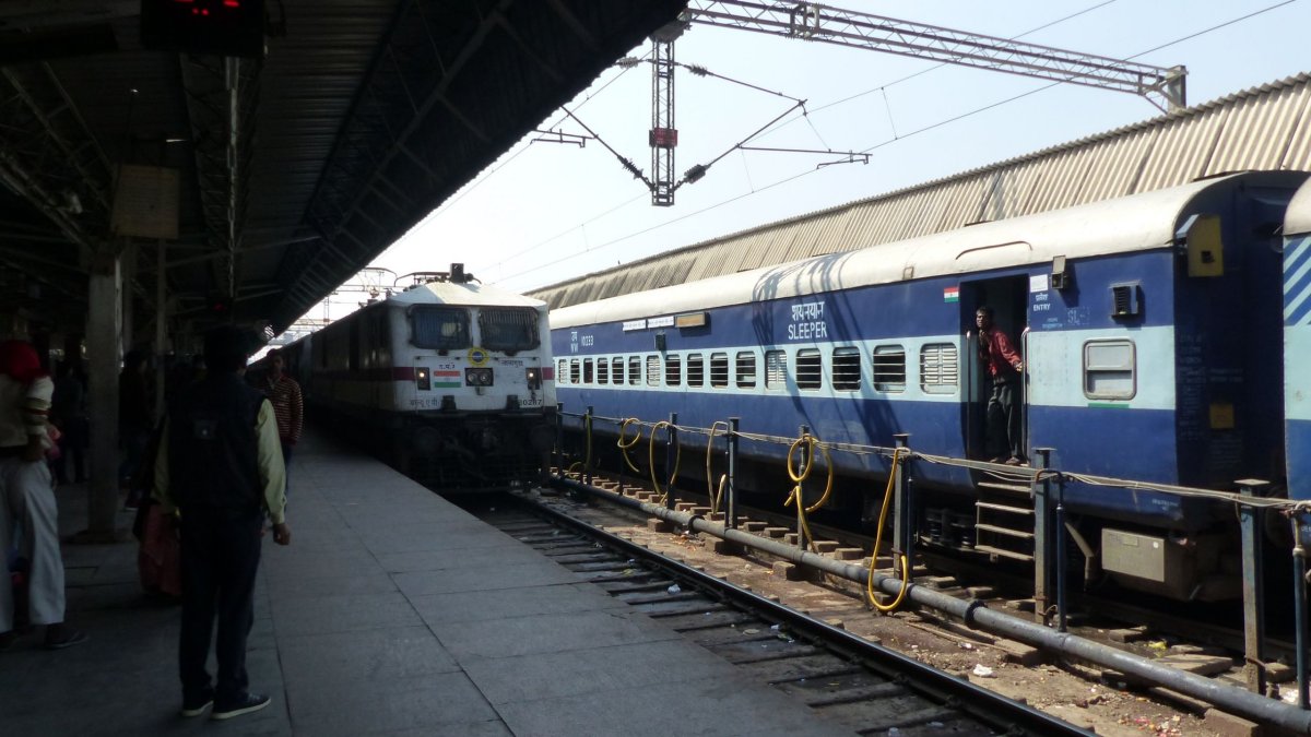 Utkal Express přijíždí