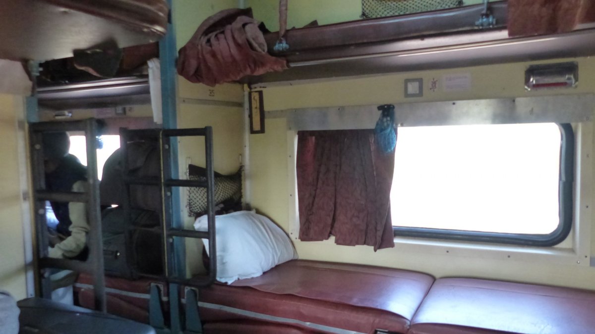 Naše místa rozložená na postel (dají se složit na dvě sedačky)