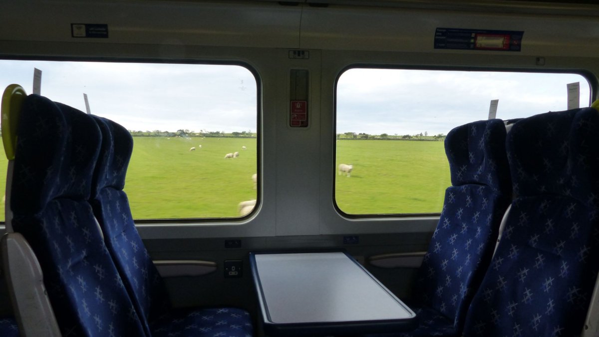 Typický výhled z vlaku na severu Skotska