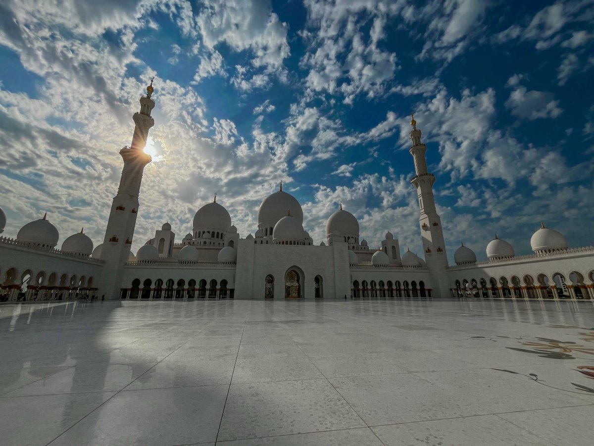 mešita šejka Zayeda, bývalý vládce UAE je na nádvoří pohřben