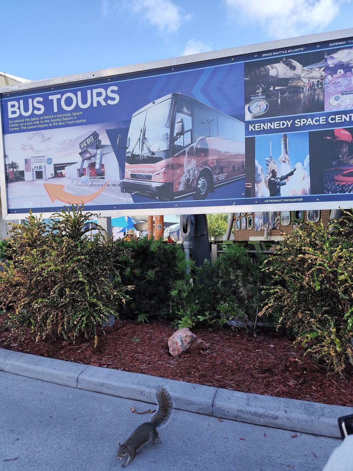 Doporučuju jít nejdříve na autobus a pak až projít rakety a další hangáry u vstupu
