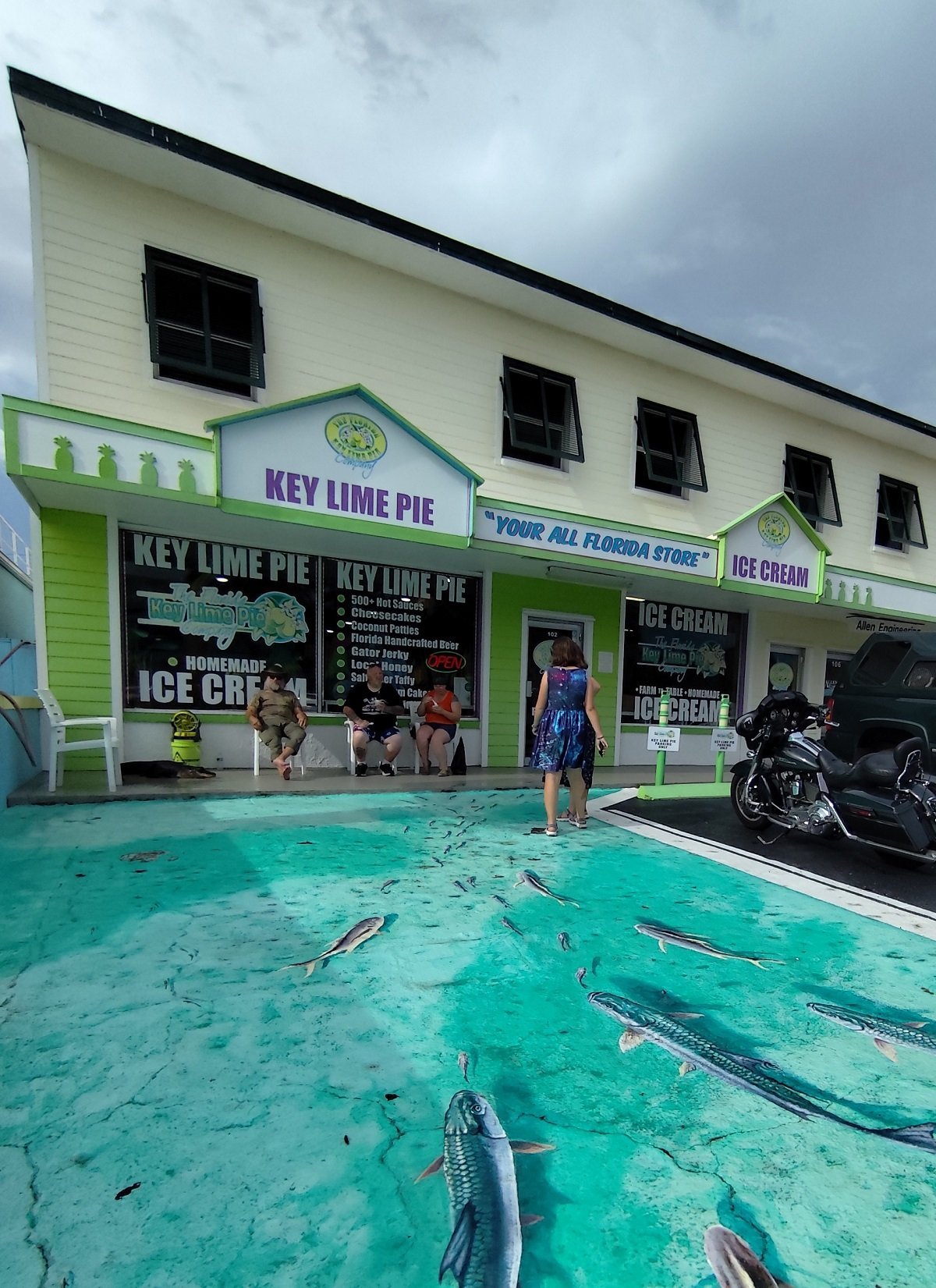 Key lime, vlevo leží aligátořice :-)