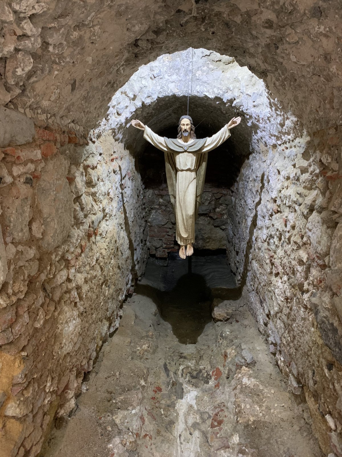 V útrobách památníku padlým