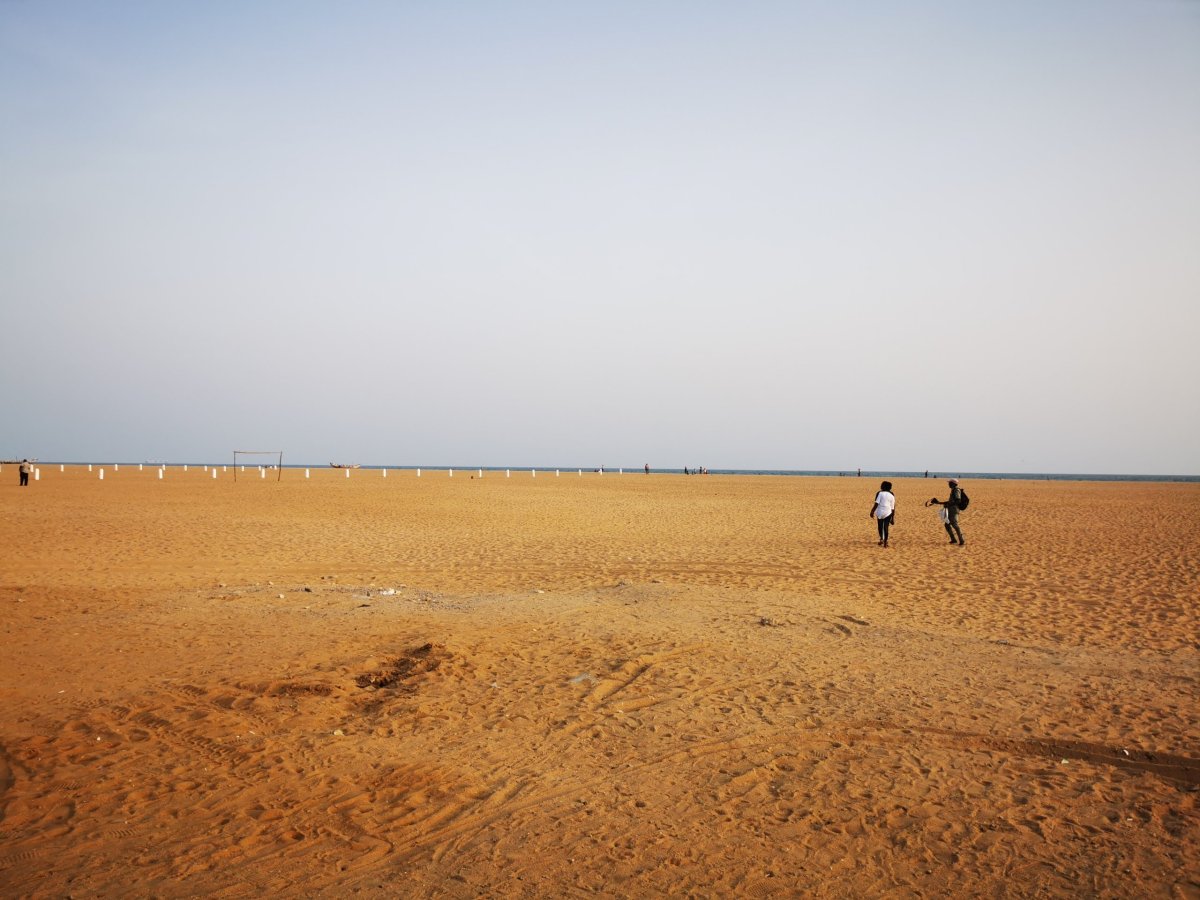 Obrovská pláž v štvrti Fidjrossé v Cotonou