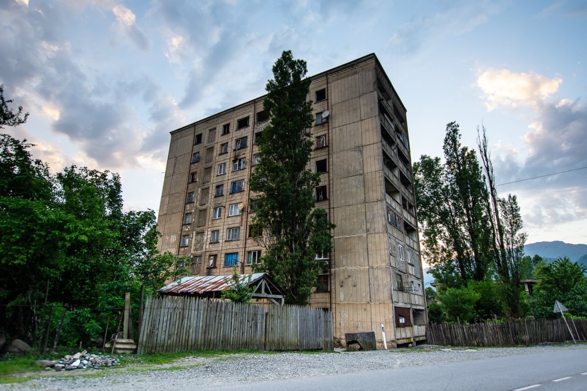 Jvari, pozůstatky socialismu, částečně obývané a částečně vybydlené