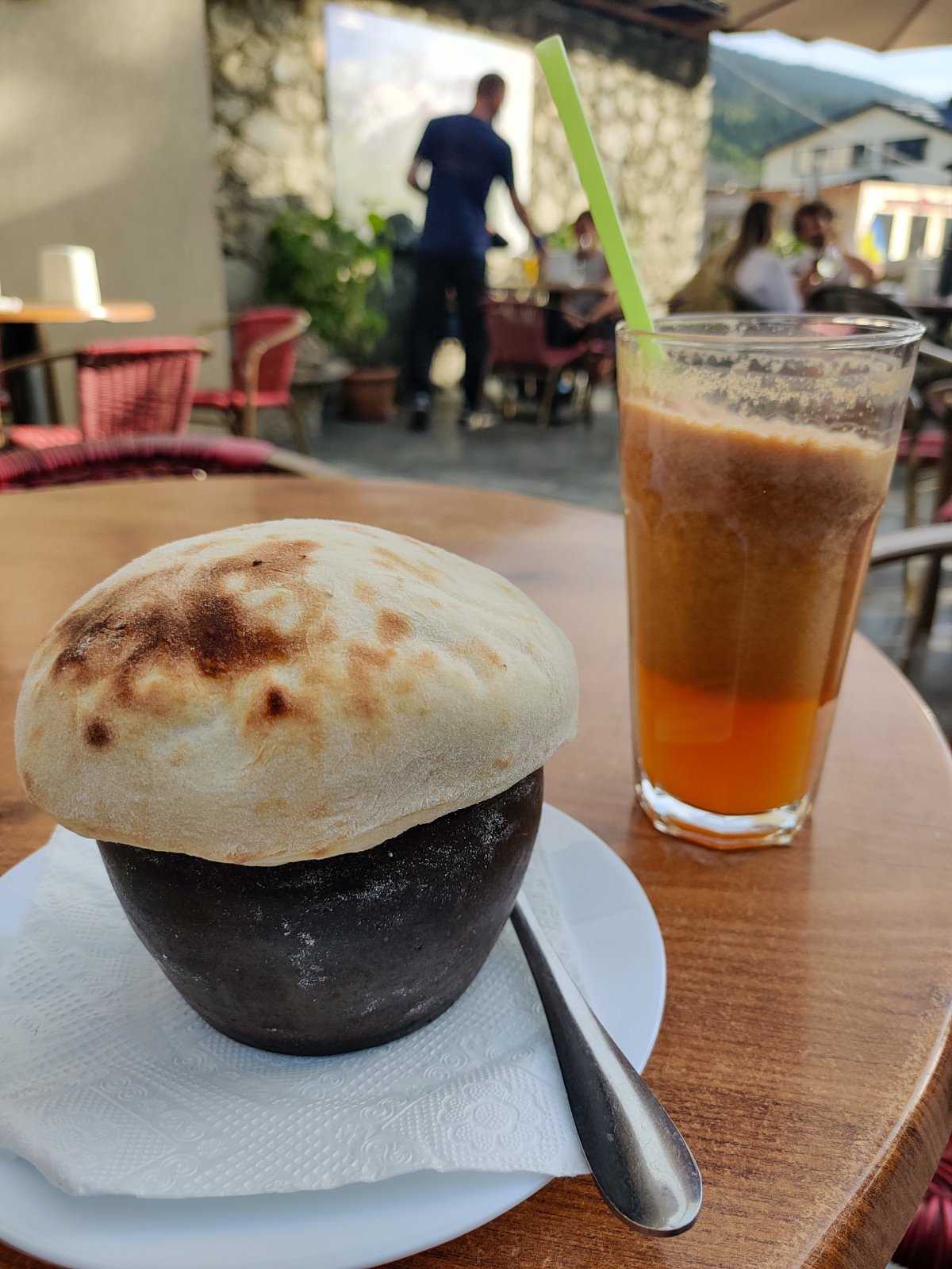 Mestie, tradiční večere, vareniky ve smetanové omáčce upečené s plackou a mošt