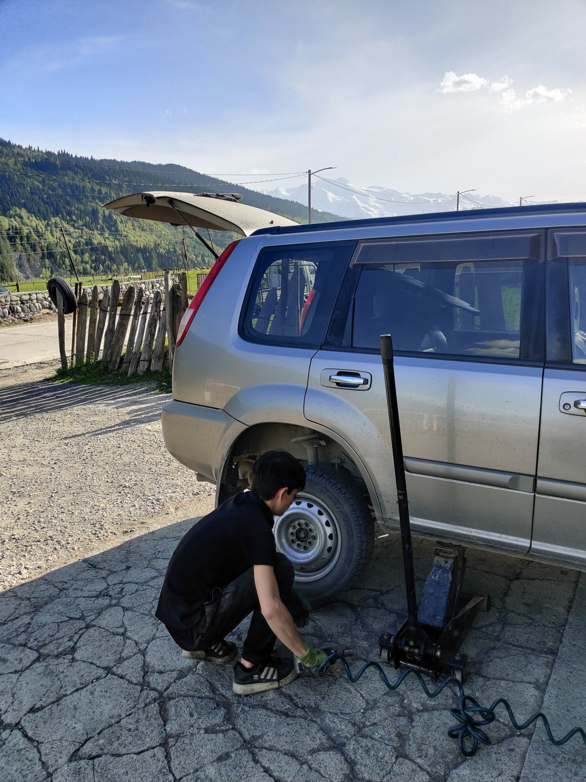 Autoservis v Mestii obsluhovaný dítětem