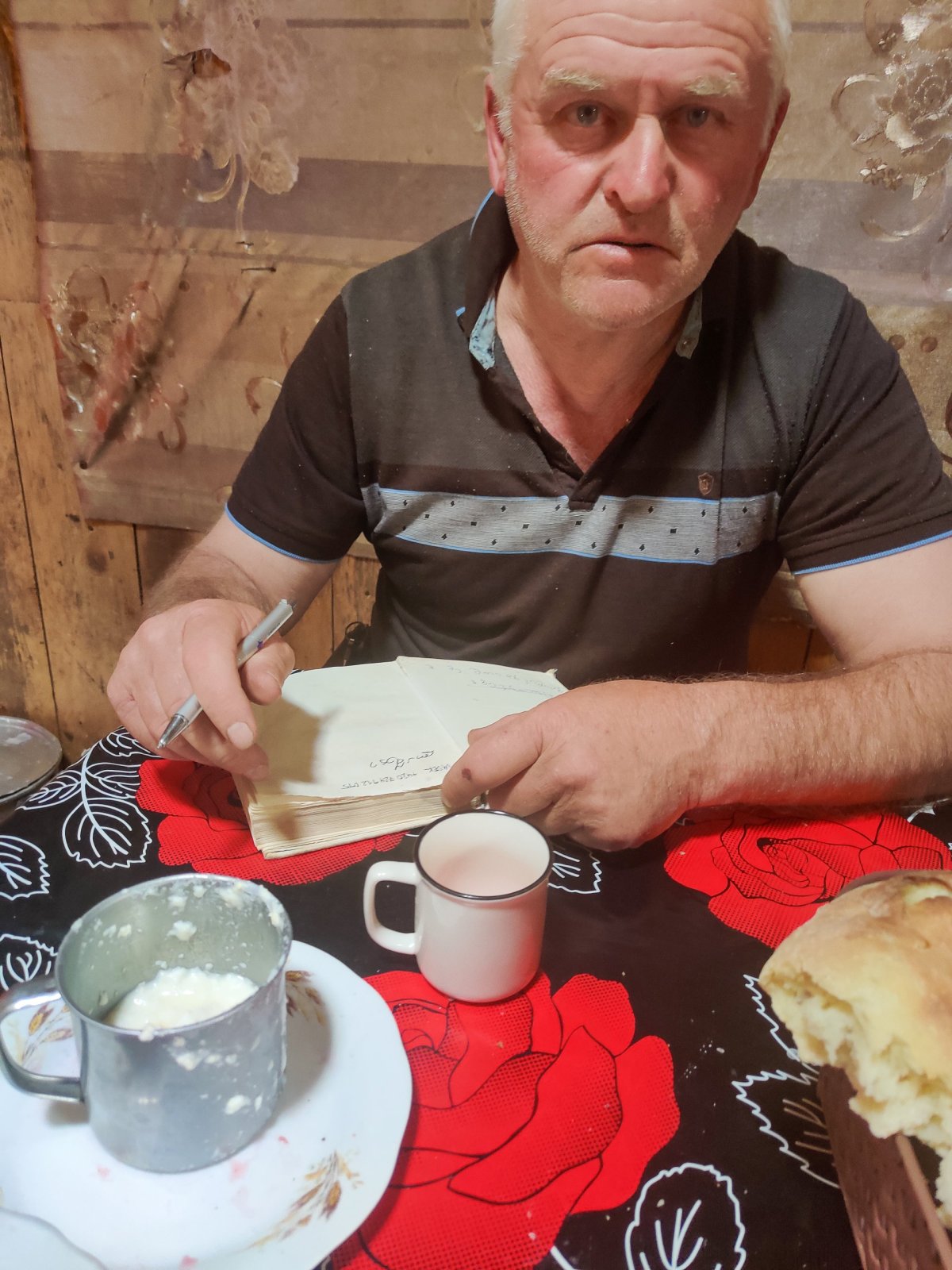 Místní, Eros z Mestie, se chtěl seznámit