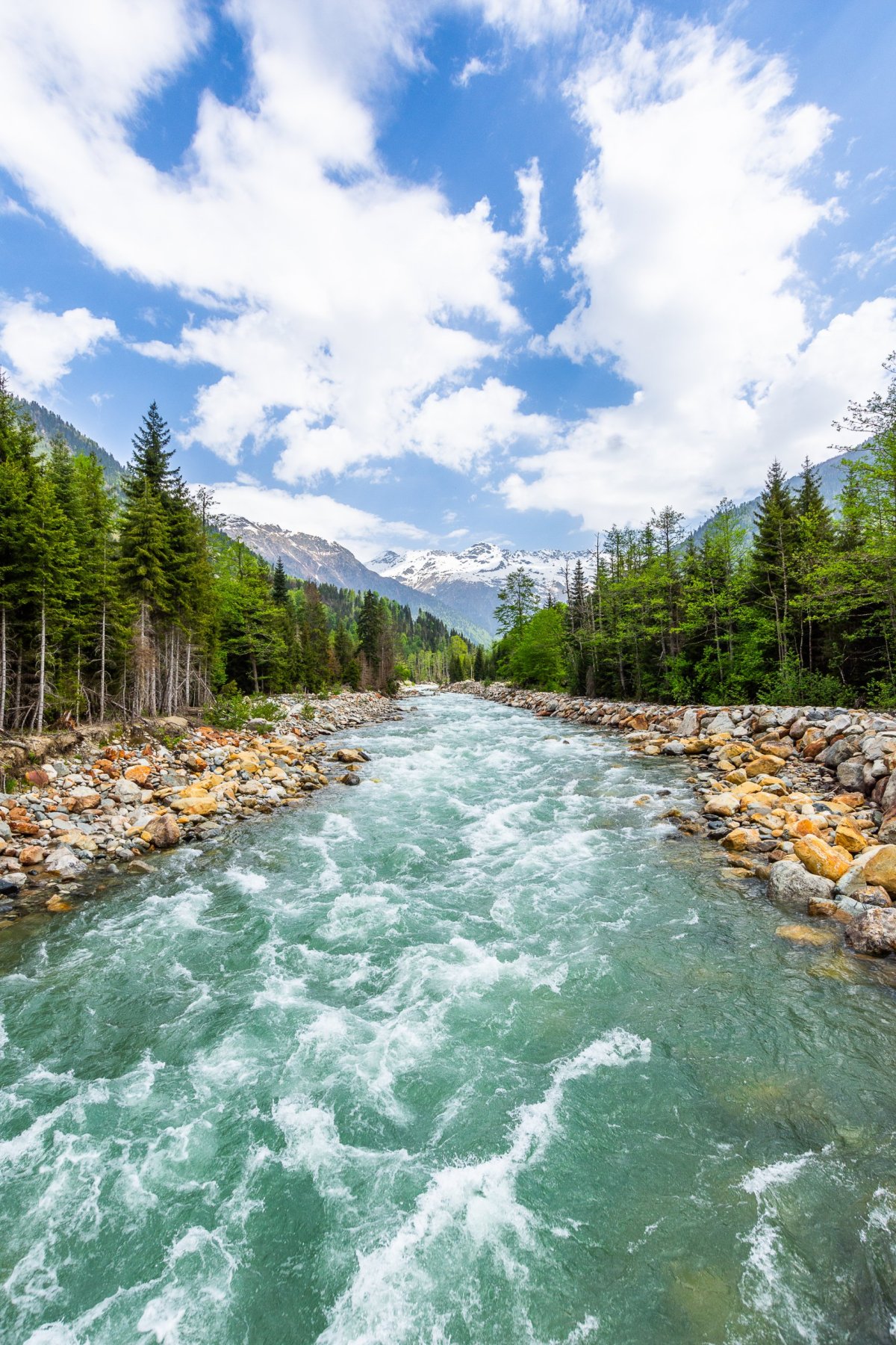 Horní Svanetie, pohled na údolí řeky Nenskra směrem k ruským hranicím