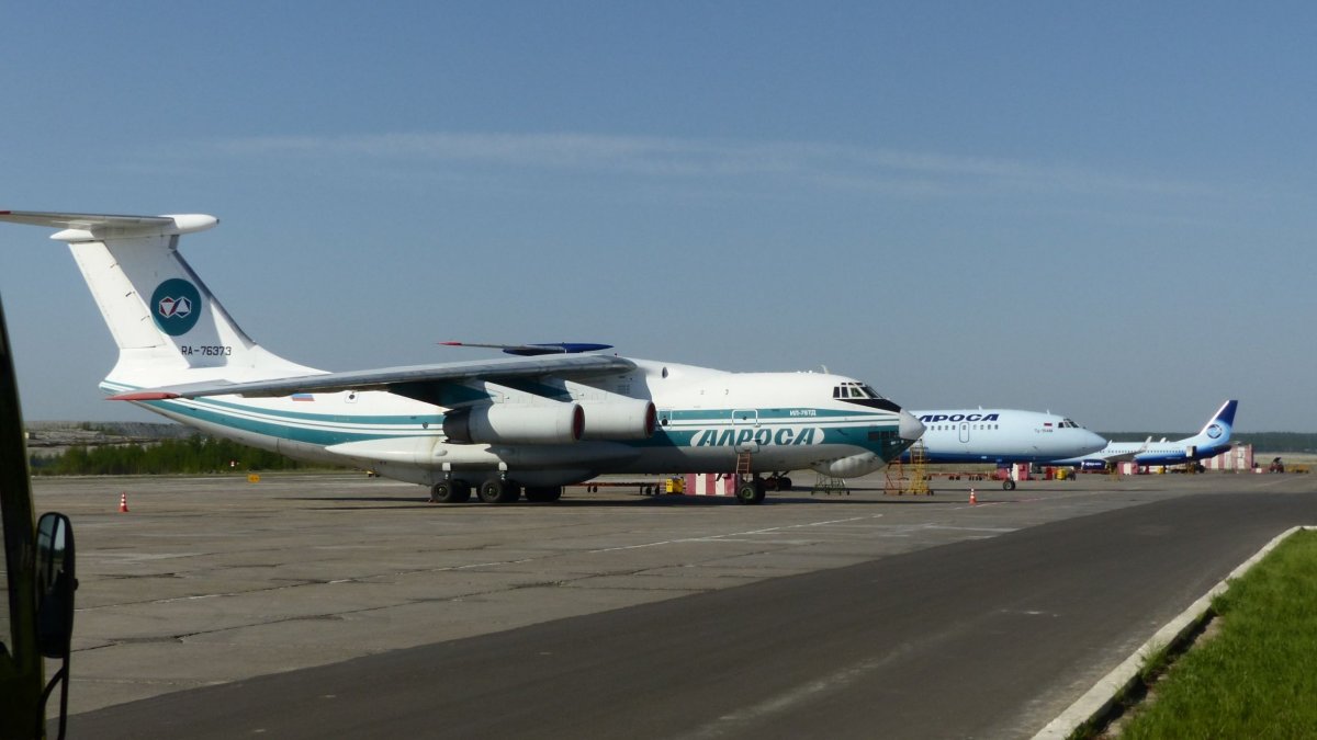 Poklady na letišti v Mirném: Il76, za ní Tu-154