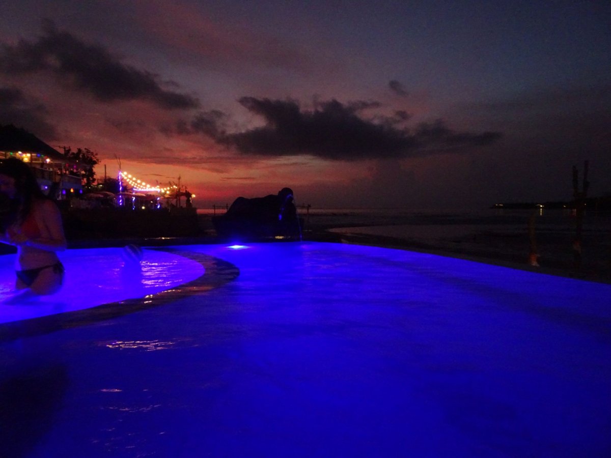 večerní osvětlení bazénu
