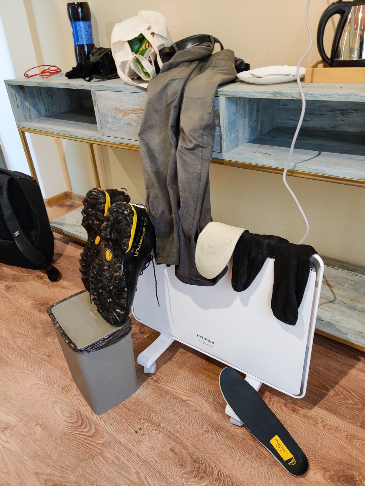 Večerní sušení všeho co jsem měl ten den na sobě