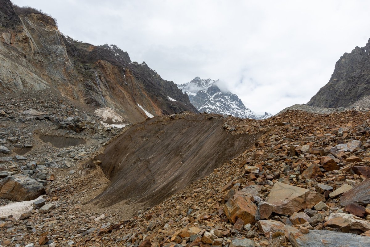 Pohled na horu Ushba, v popředí ledovec Chalaadi 